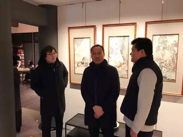 一得阁文化公司董事长孟繁韶,著名书法家韩启超及杨中良一同观看展览