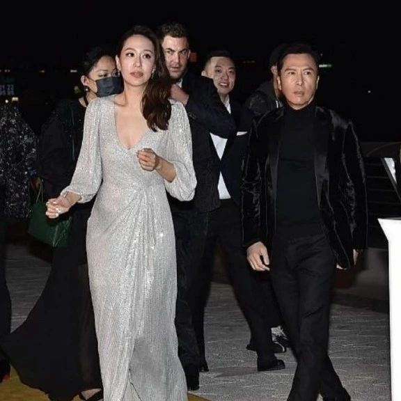 甄子丹的妻子汪诗诗,穿着亮片连衣裙很性感,这位40岁的超模也有同样的身材.