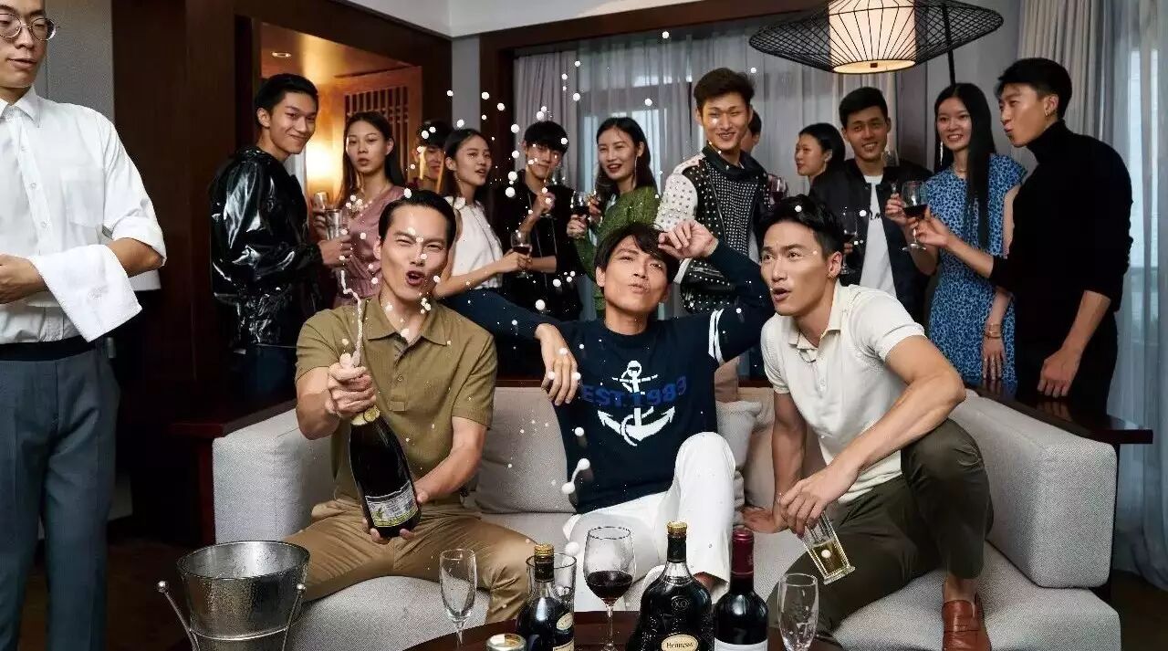 杨宗纬30几个小时来回如约空降超模训练营!力挺好友傅正刚