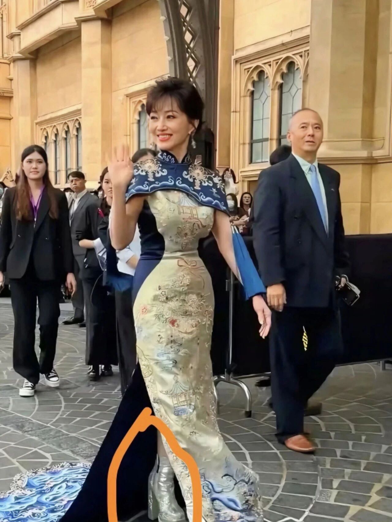 赵雅芝脚上的高跟鞋,我觉得比腰线更戳人