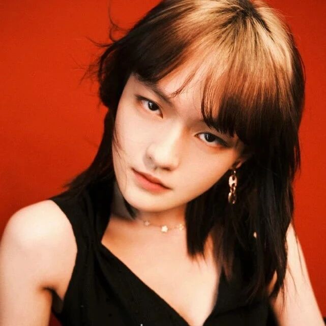 刘浩存文淇走红毯,刘浩存灵动文淇绿发引人注目,同期小花差距大