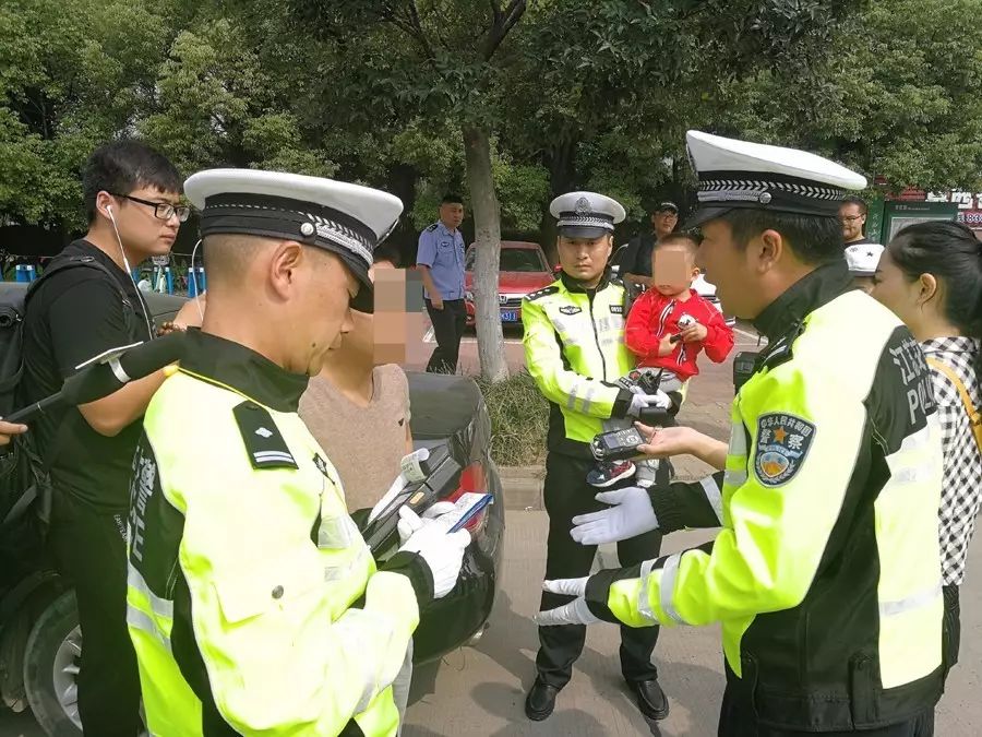 "交警抱娃执勤"照片遭调侃 知道真相后要为他点赞