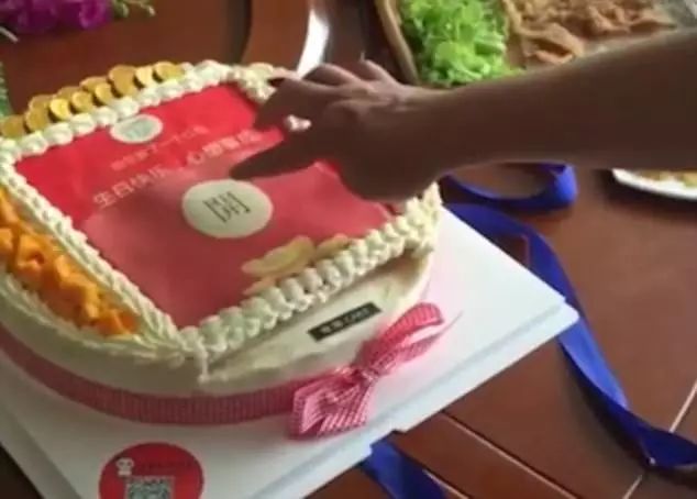 八卦| 中国媳妇送婆婆会吐钱的生日蛋糕,外媒震精了.