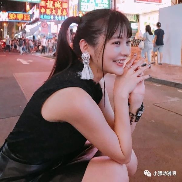 美女声优上坂堇在香港游玩美照 身穿薄裙姿势太撩人