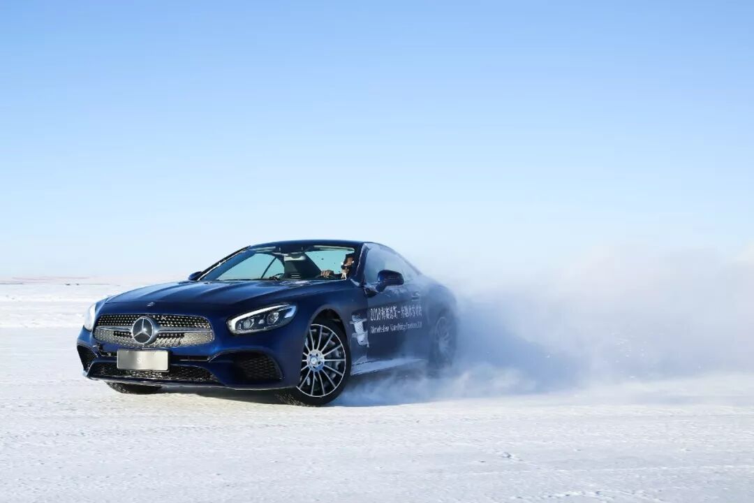 奔驰安排了定圆漂移的项目,而主角正是一台后驱车型——sl400