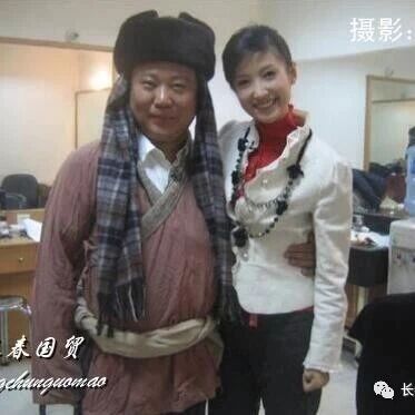 郭德纲与主持人春妮14年前合影照曝光,二人穿戏服对台本严肃认真