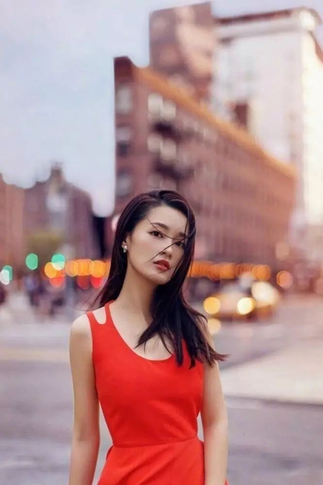 李沁最新街拍,一身红裙要不要这么熟女味