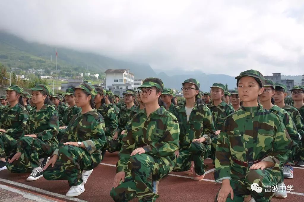 雷波中学开启军训模式,点燃迷彩青春