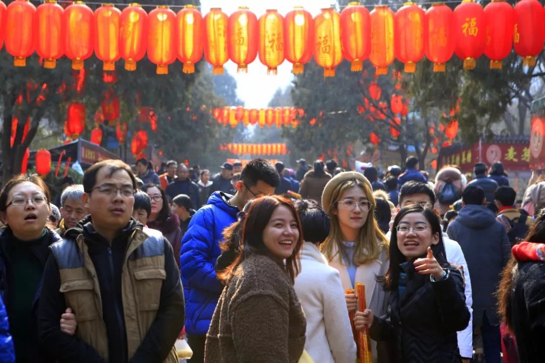 正月初五迎财神,千佛山上好热闹!