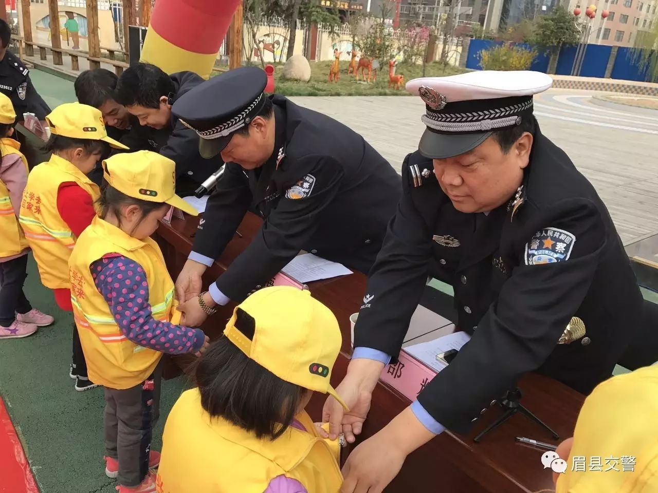 小黄帽戴起来 黄马甲穿起来 眉县交警共筑幼儿交通安全防护墙