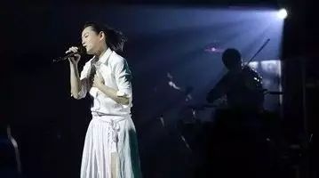 刘若英在演唱会现场,一首《后来》唱到最后竟泪流满面……