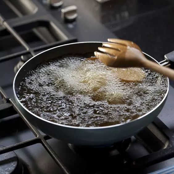 洗衣服時加點它，搓一下都不用，衣服立刻干凈如新！