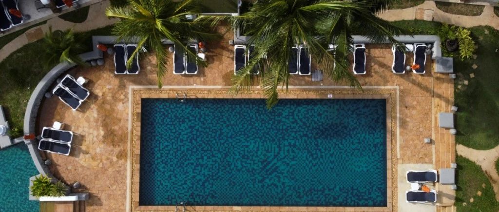 泳池干枯、野猫流窜……曼谷五星级酒店倒闭后探访，现场不忍直视