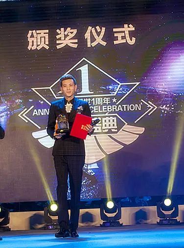 石家庄金驰负责人 张尚上台领奖 授权五家公司负责明业国际市场的推广