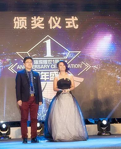 石家庄金驰负责人 张尚上台领奖 授权五家公司负责明业国际市场的推广