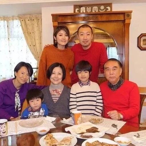 陈慧琳全家近照,身价百亿穿着朴素,结婚之后做起贤妻良母!