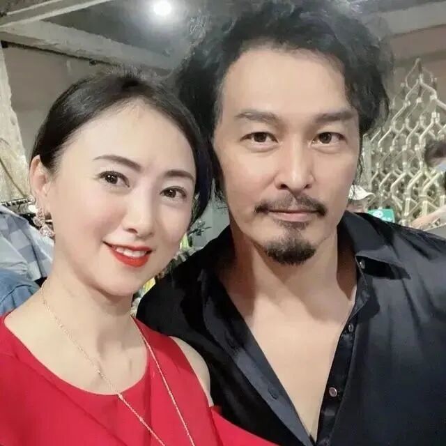 翁虹张家辉时隔21年再同框!翁虹身材丰腴,被秦沛揽肩笑得好开心
