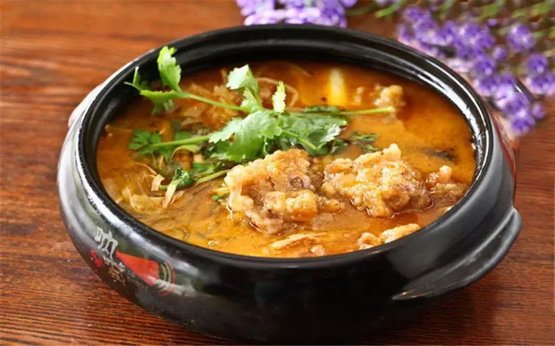 什锦砂锅,砂锅鱼块,砂锅鸡块,砂锅莲夹……吃一锅有把每一锅都尝一遍