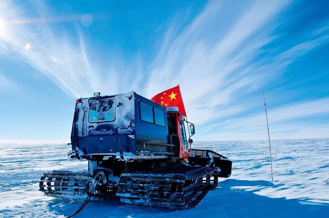 在-40℃的低温中运行的雪地车正在建设昆仑站.