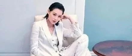 胡杏儿真空上阵马甲当“背心”,背头配西装气场十足,身材太有料