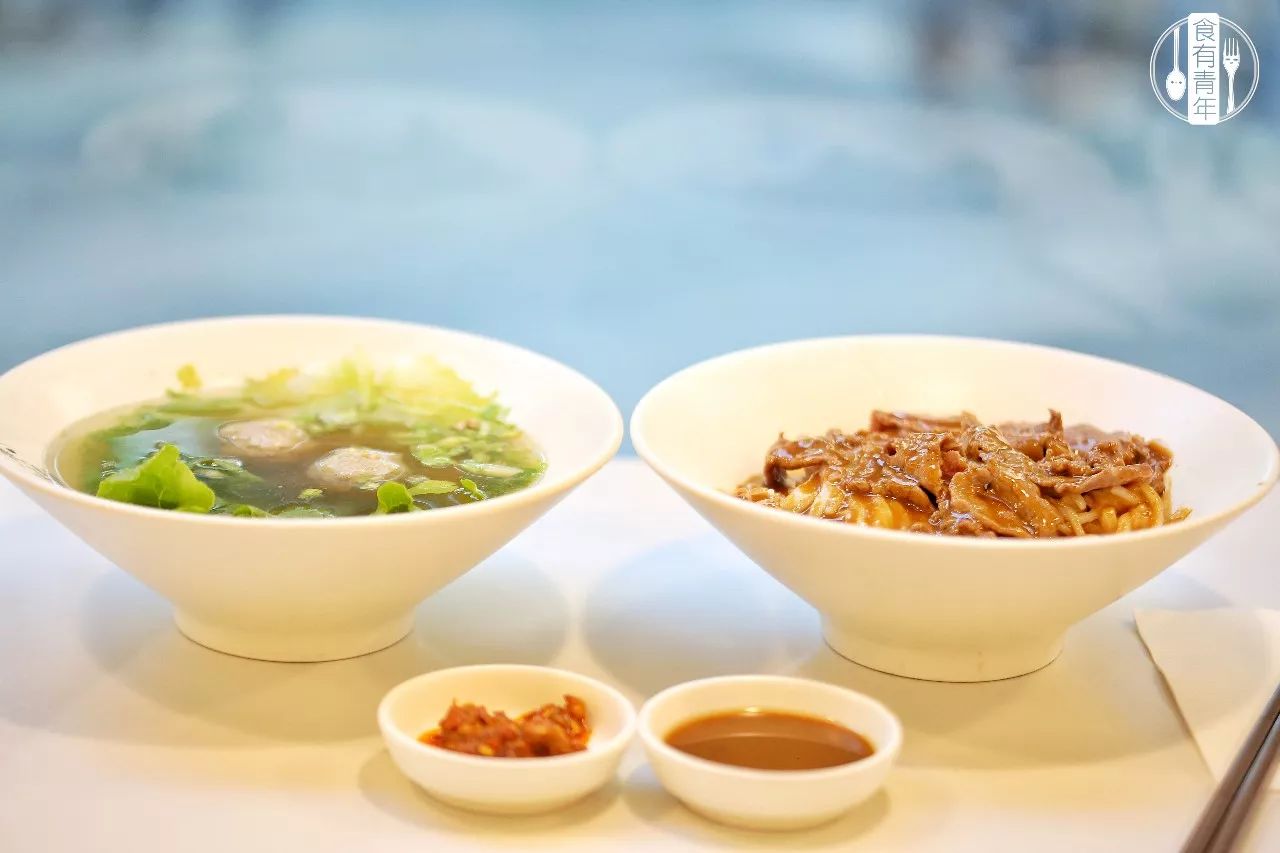 牛肉丸清汤和干捞粿条是一起上的,双重滋味.