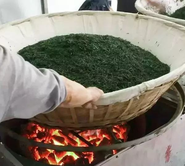 烘青绿茶 干燥过程是用烘笼进行烘干的.