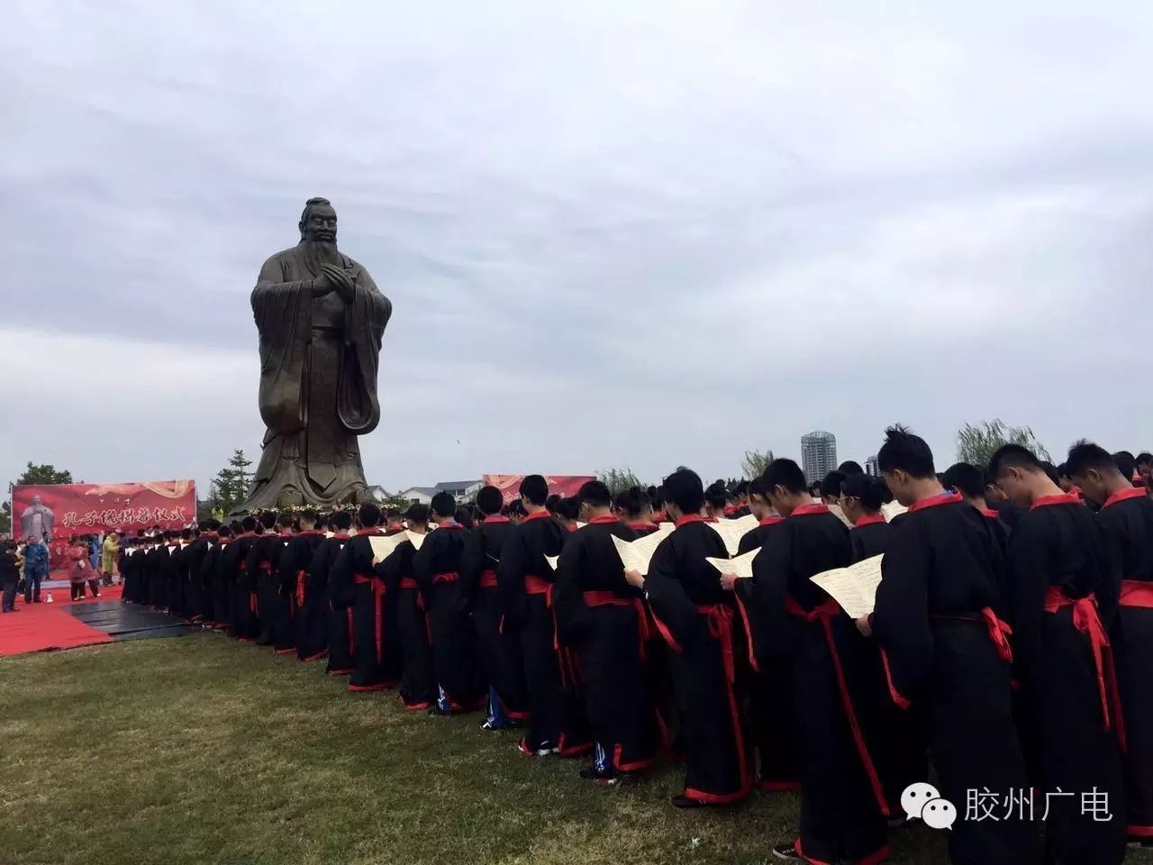 【头条】孔子像落成揭幕仪式暨胶州,曲阜,衢州三地同步祭孔仪式在大沽