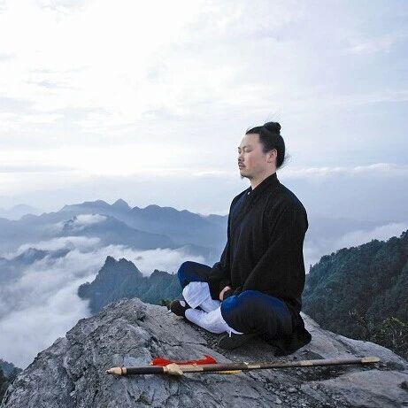 打坐的人越来越多！当你的心真正静下来后，身体中的疾病会自然消解！
