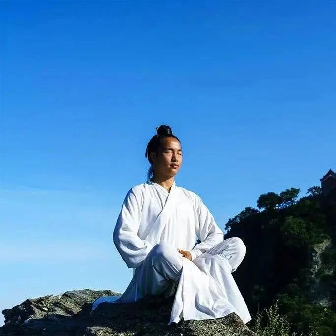 《道家静坐要旨》：无论何种法门，总以“合于自然”为第一要义！