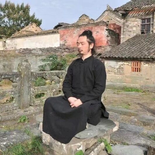 修行点窍：打坐，在收功时一定要把“头上的气”疏散掉，以免产生“虚火病气”！