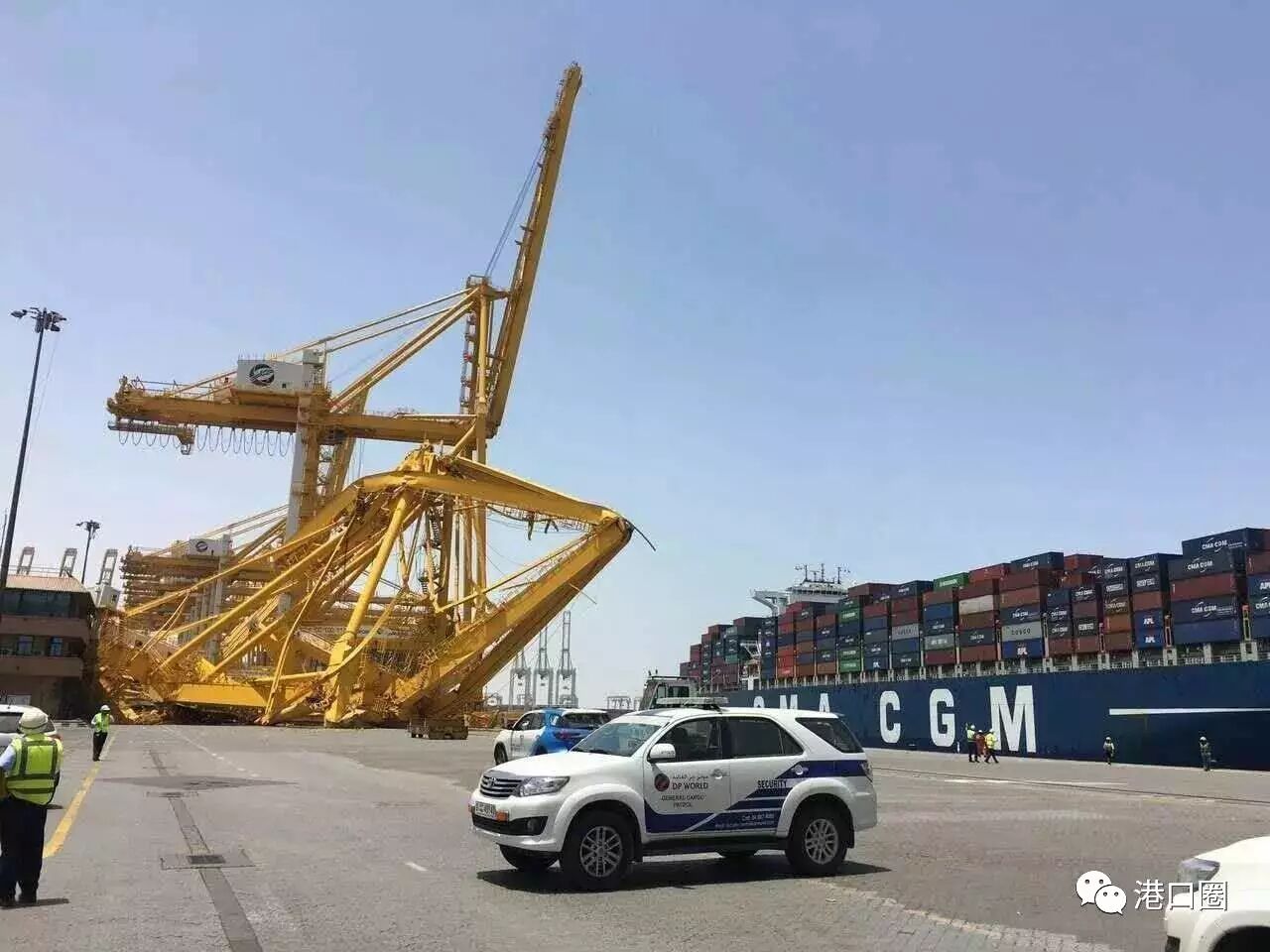 港口很危险！又一起集装箱船撞击岸桥致倒塌事故，1死1伤！丨转自港口圈