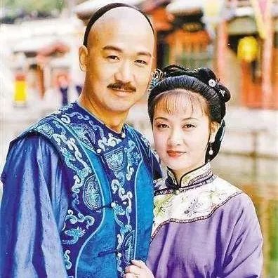 张国立领养的俩孩子长大了,女儿变长腿美女,儿子比邓婕高一个头