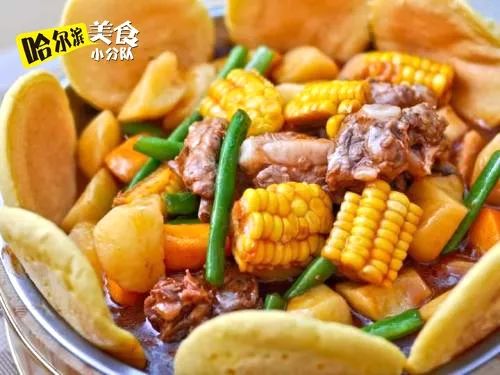 东北的 农家一锅出是用铁锅明火上桌,体现了东北人豪放的性格.
