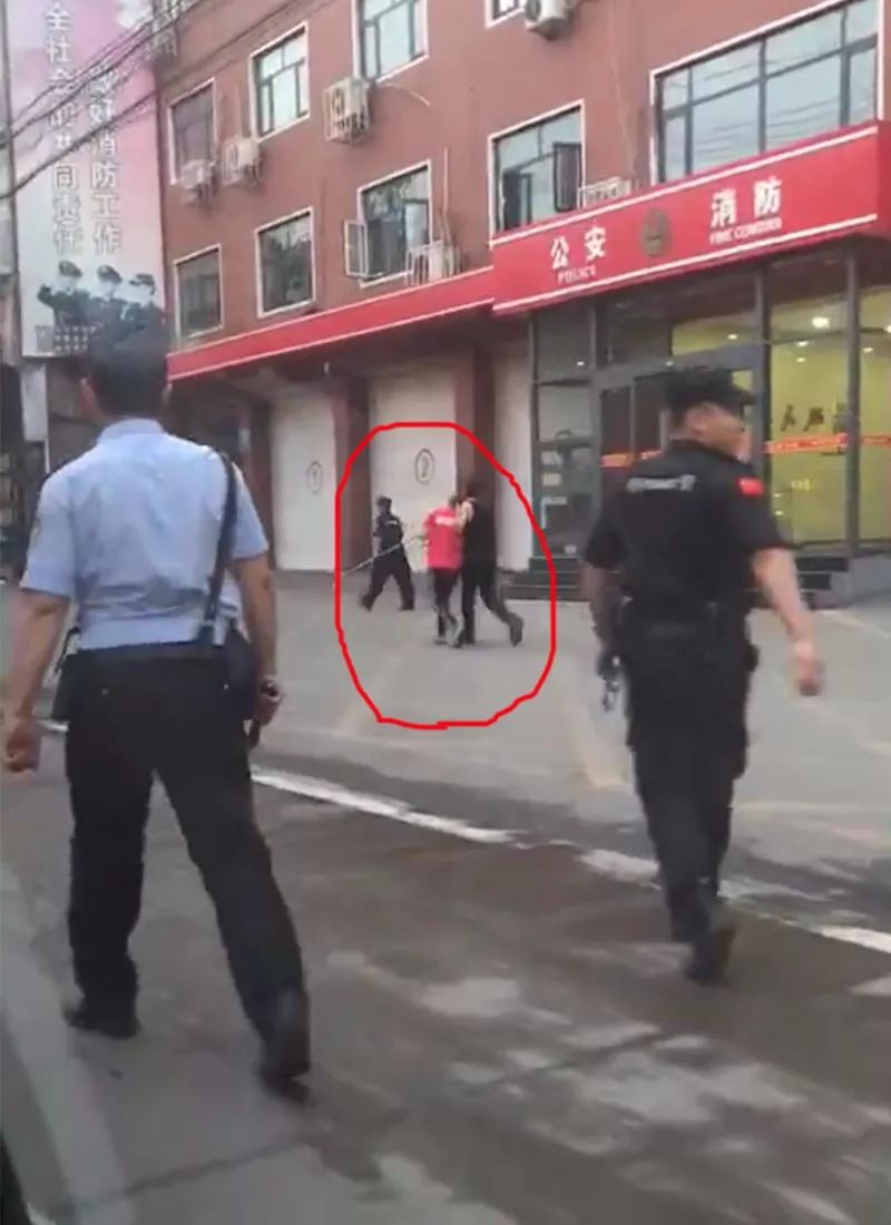 据邯郸市峰峰矿区有关部门通报, 当地警方成功处置一起突发案件.