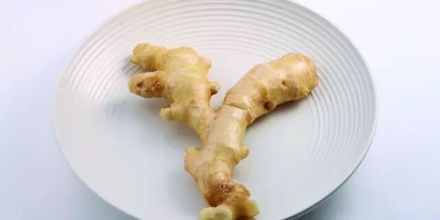 生姜、何首乌可以治脱发？哪些生发“偏方”可以信？