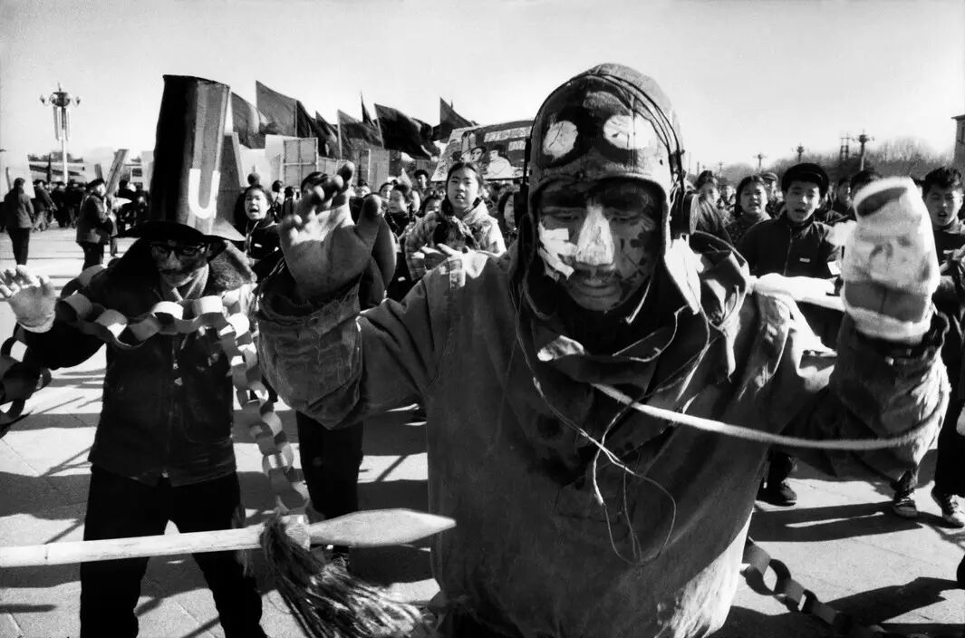 北京天安门，示威者抗议美国在越南的军事行动，1965