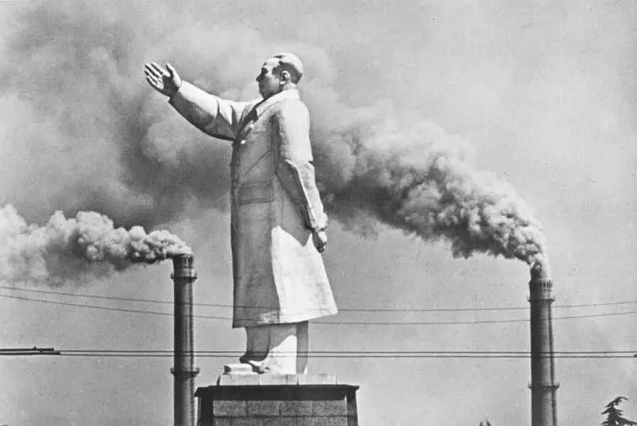 武汉长江边上，矗立在两个烟囱之间的毛主席像，烟囱是中国新工业化的象征，1971