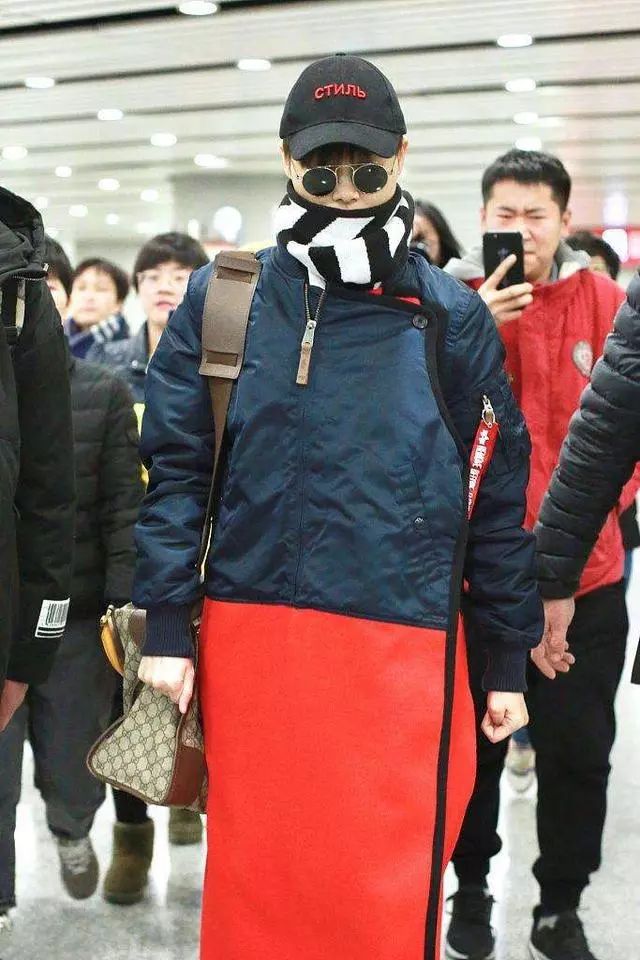李宇春机场上穿长外套美成仙,网友:她女人起来真没别人什么事了