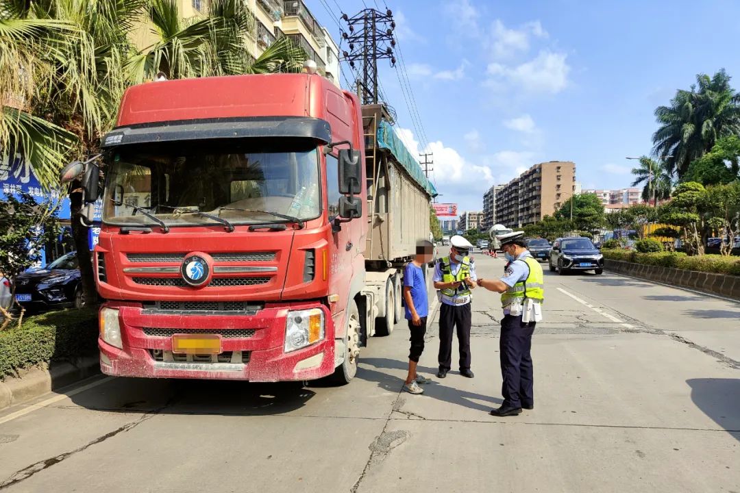 进一步预防和减少因货车超载超限引发的道路交通事故,保障人民群众的