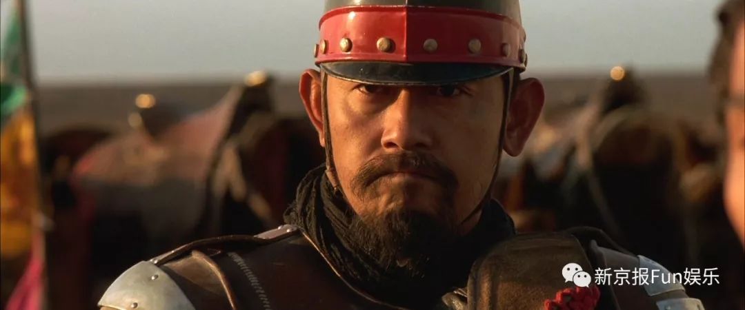 姜文在《天地英雄》中饰演一名校尉更别说姜文近些年导演的《让子弹飞