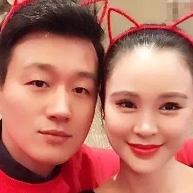 佟大为一家五口近照,大女儿貌美小儿子可爱,二女儿一言难尽