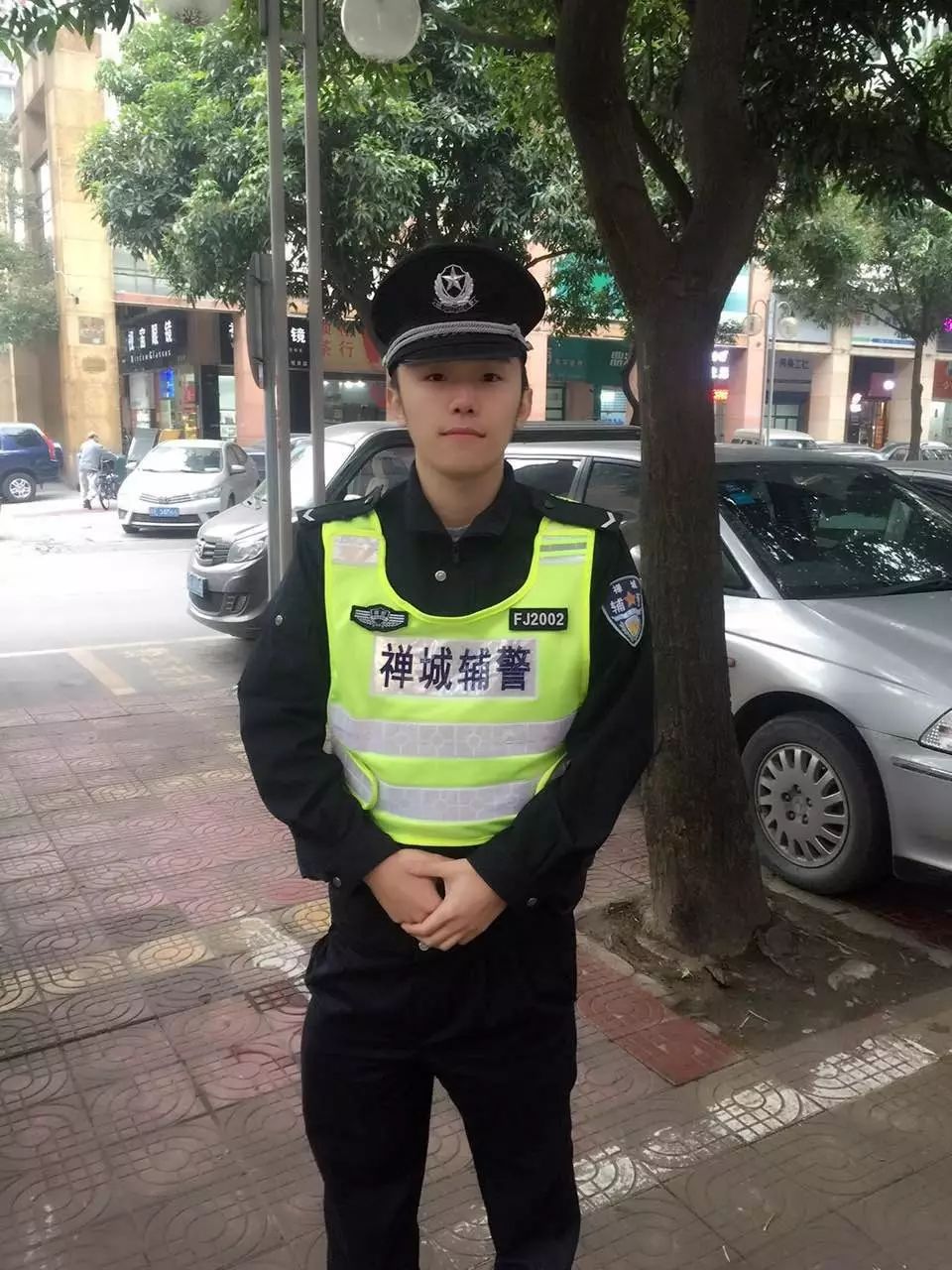 禅城这个帅气辅警火了,刷爆佛山人朋友圈(视频揭秘新一代网红)