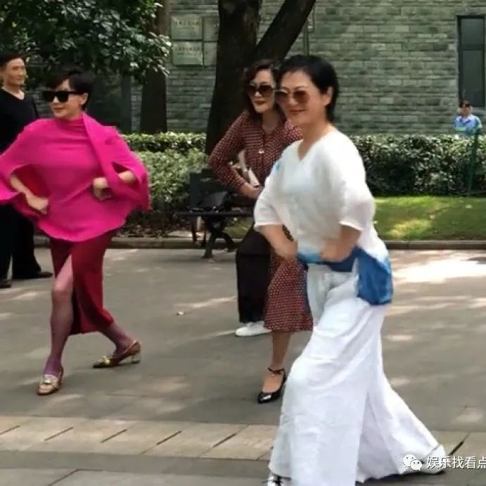 娱圈揭秘:上海阿姨真时髦!刘嘉玲在徐汇公园与阿姨们同跳广场舞,路人完全没认出