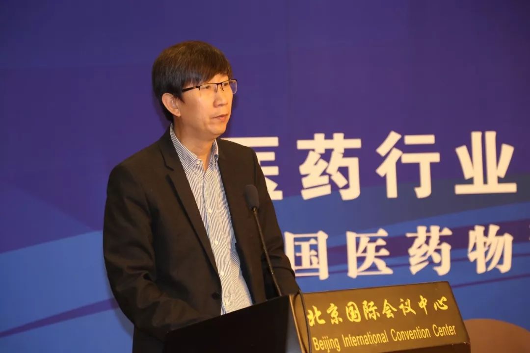 中国医药物资协会副会长,连锁药店分会会长徐郁平对13个发展状况报告