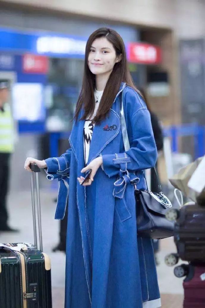 【伊芙丽】超模何穗演绎机场街拍新风尚 携手伊芙丽推出首个联名系列! 2 【伊芙丽】超模何穗演绎机场街拍新风尚 携手伊芙丽推出首个联名系列! 2