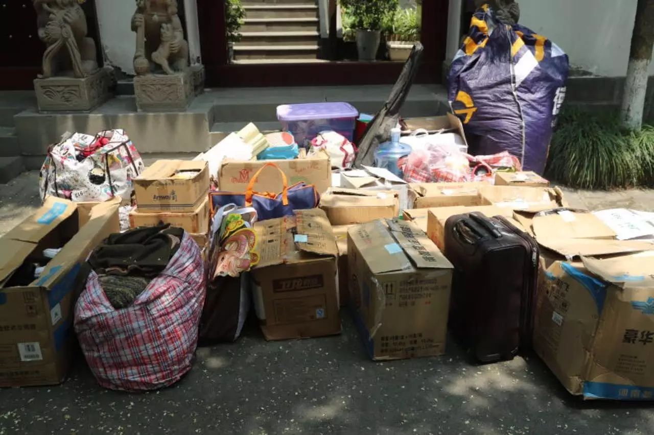 一个90后美少女,用4个行李箱打包了她所有衣食住行