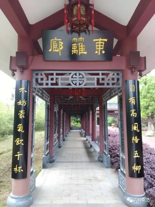 江西省美术家协会会员,九江市书法家协会副主席)紫烟廊水映长廊鱼读画
