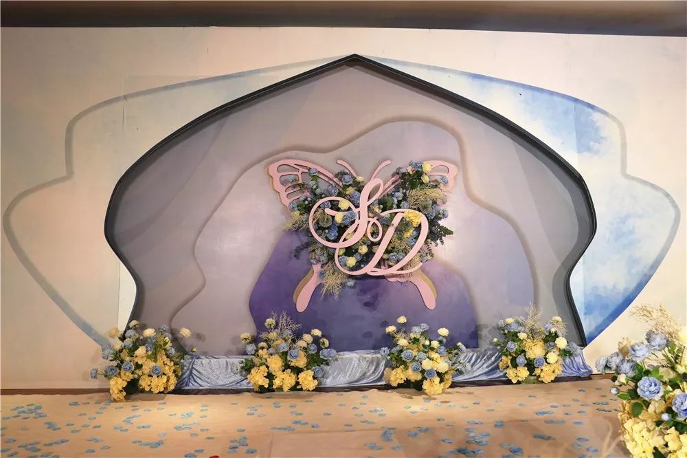 幸福繁花似锦,这里为您精彩呈现婚礼场景布置:      繁花似锦婚礼场景