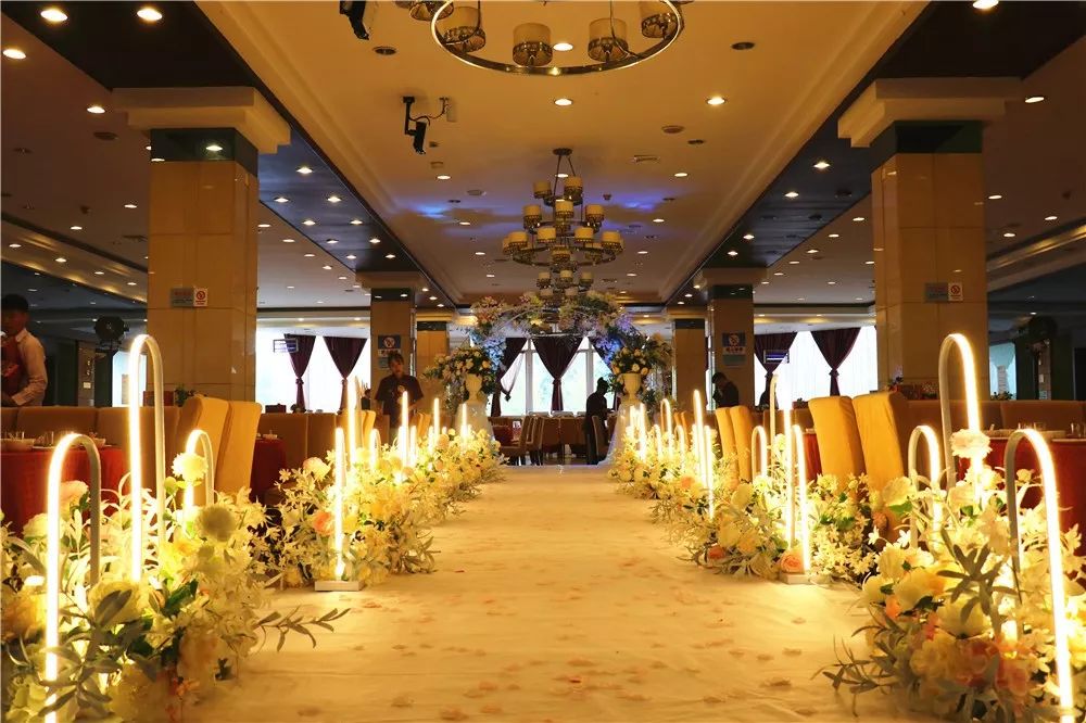 幸福繁花似锦,这里为您精彩呈现婚礼场景布置:      繁花似锦婚礼场景