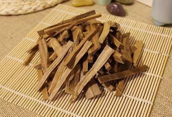檀香木的功效与作用 久闻檀香可安抚神经紧张及焦虑